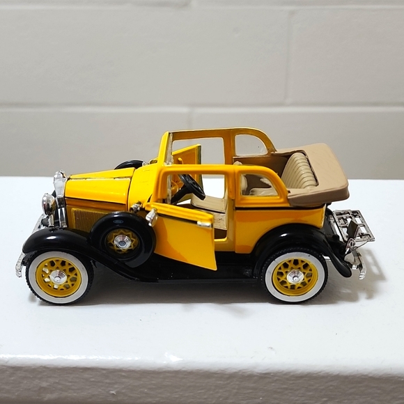 VINTAGE 1932 V-8 Convertible Sedan - Picture 2 of 5